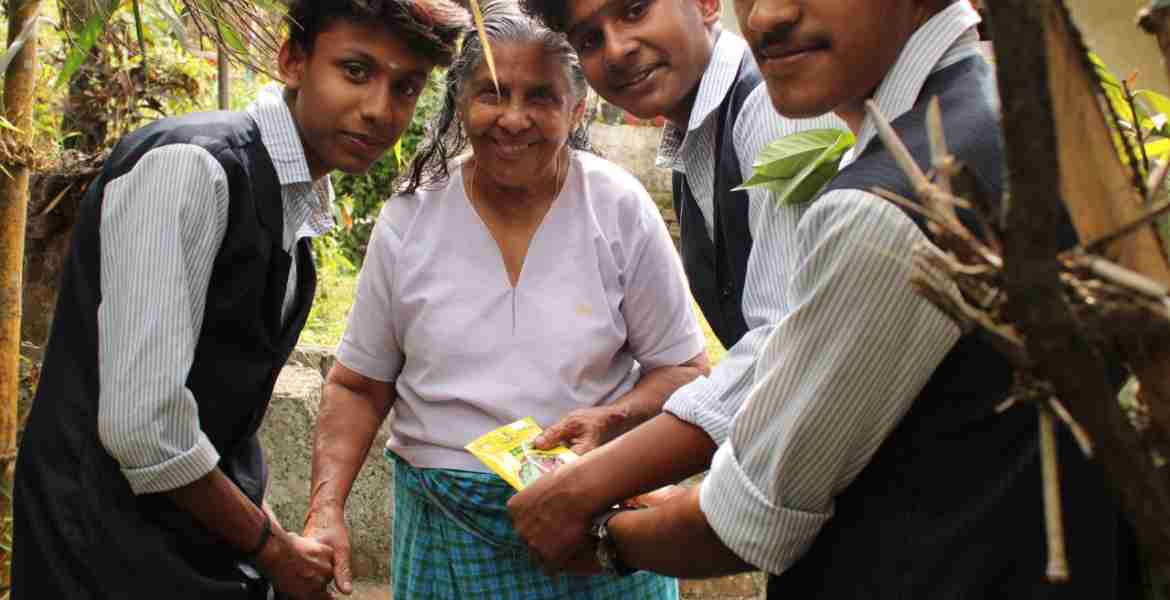 ക്യാമ്പിനോടനുബന്ധിച്ച് വയോഹിതം സര്‍വേയുടെ ഭാഗമായി എന്‍എസ്എസ് വിദ്യാര്‍ത്ഥികള്‍ വിവരങ്ങള്‍ ശേഖരിക്കുന്നു.