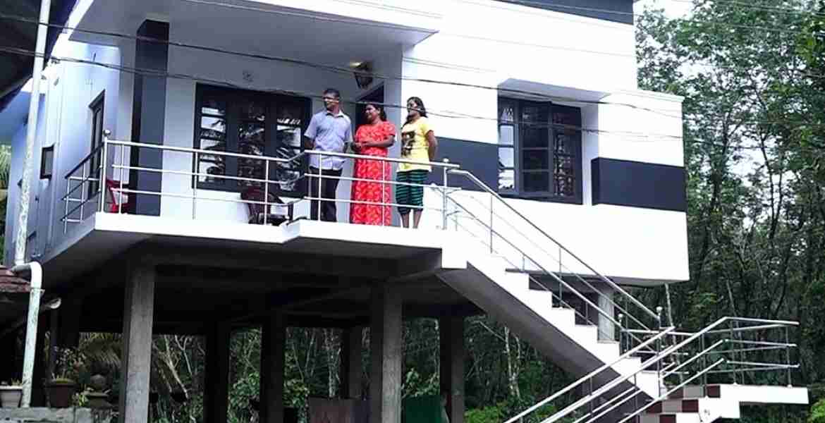  കെയര്‍ഹോം പദ്ധതി പ്രകാരം നിര്‍മിച്ച ഭവനത്തില്‍ ദേവസ്യയും കുടുംബവും.