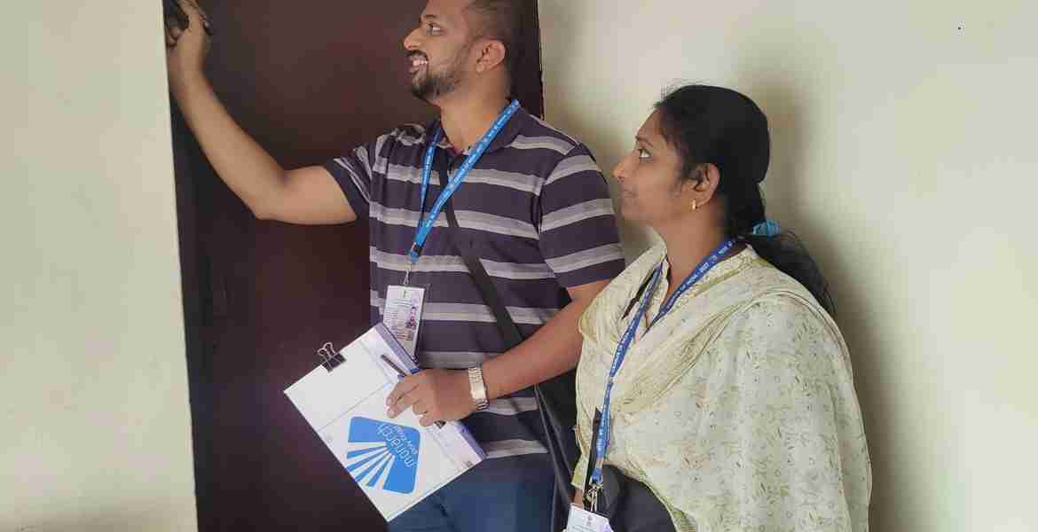 ദേശീയ സെൻസസ് 2027ന്റെ ഭാഗമായി കോട്ടയം നഗരസഭാ പരിധിയിൽ കെട്ടിടത്തിൽ നമ്പർ രേഖപ്പെടുത്തുന്ന ഉദ്യോഗസ്ഥർ