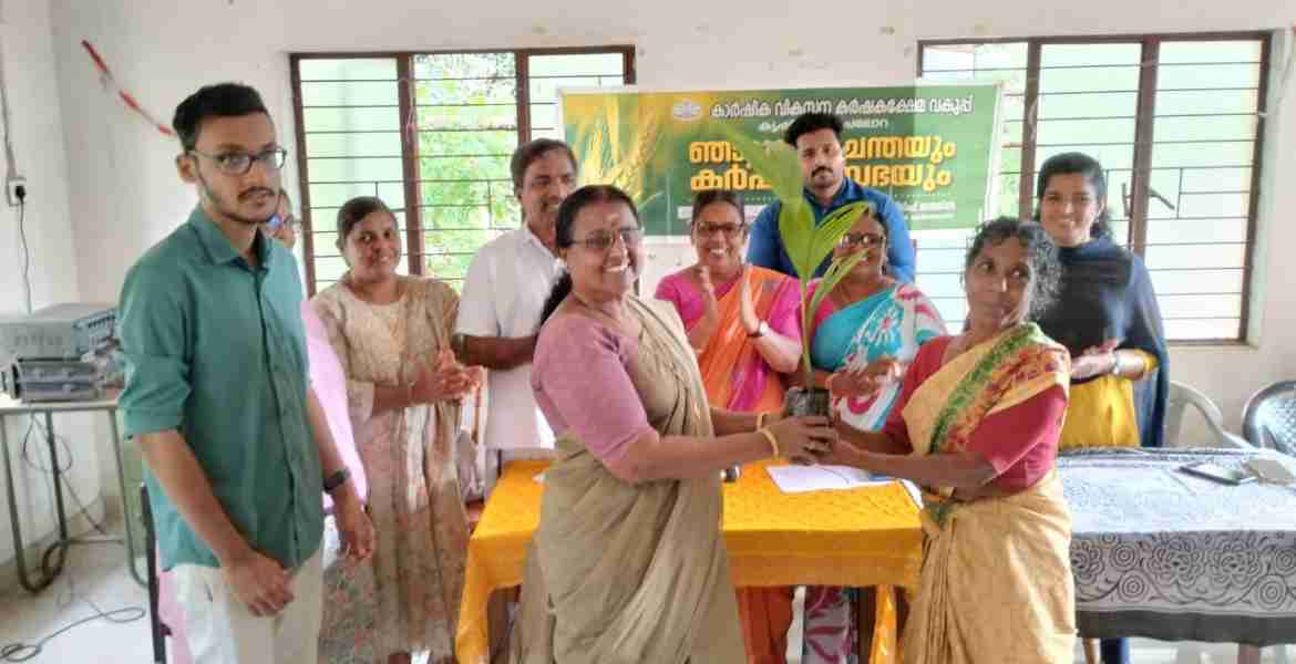 കണ്ണൂർ കോർപറേഷൻ പൊതുമരാമത്തു സ്ഥിരസമിതി അധ്യക്ഷ വി കെ  ശ്രീലത തൈകൾ വിതരണം ചെയ്യുന്നു