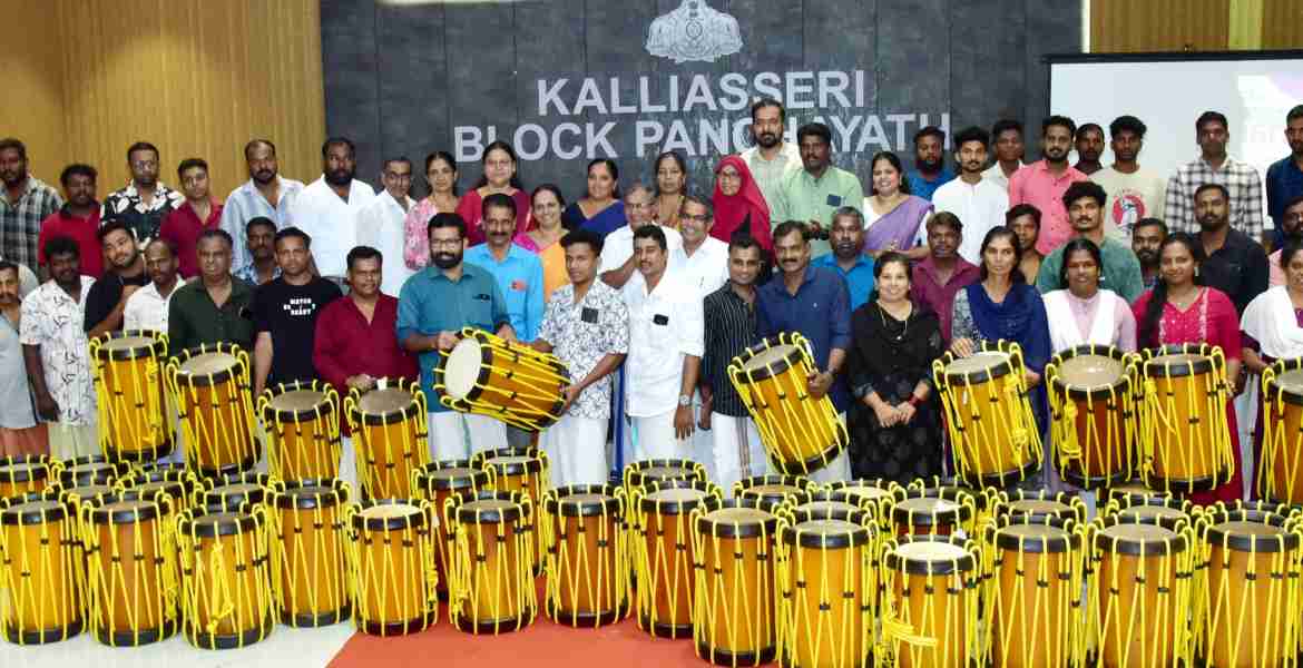 കല്ല്യാശ്ശേരി ബ്ലോക്ക് പഞ്ചായത്ത് വാർഷിക പദ്ധതിയിൽ ഉൾപ്പെടുത്തി പട്ടികജാതി ഗ്രൂപ്പുകൾക്ക് നൽകുന്ന വാദ്യോപകരണത്തിന്റെ വിതരണ ഉദ്ഘാടനം മുൻ എംഎൽഎ ടി വി രാജേഷ് നിർവ്വഹിക്കുന്നു