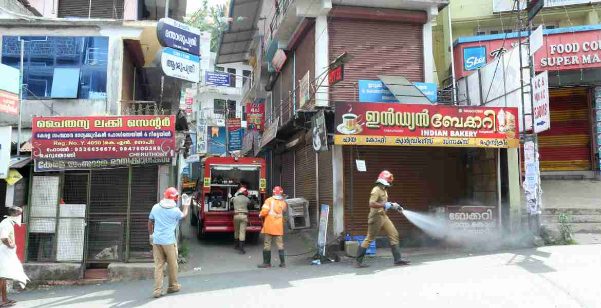 ചെറുതോണി ടൗണ്‍ അണുവിമുക്തമാക്കുന്നു.