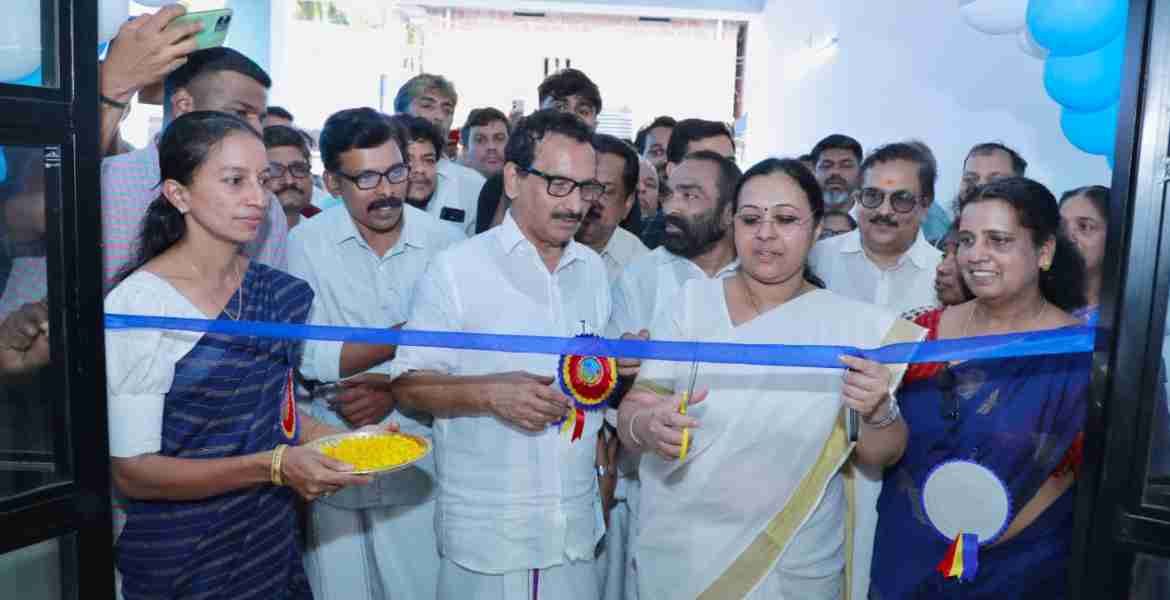 ചെറുവാഞ്ചേരി സാമൂഹിക ആരോഗ്യ  കേന്ദ്രത്തിന്  പുതിയതായി നിർമ്മിച്ച കെട്ടിടം ഉദ്ഘാടനം ആരോഗ്യ വനിതാ ശിശുക്ഷേമ  വകുപ്പ് മന്ത്രി വീണ ജോർജ്  നിർവ്വഹിക്കുന്നു