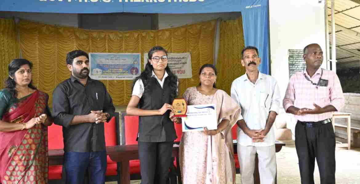 കല- കായിക മേളയില്‍ മികവ് തെളിയിച്ച കുട്ടികളെ ജില്ലാ വനിത ശിശു വികസന ഓഫീസര്‍ കെ വി ആശാ മോള്‍ ആദരിക്കുന്നു