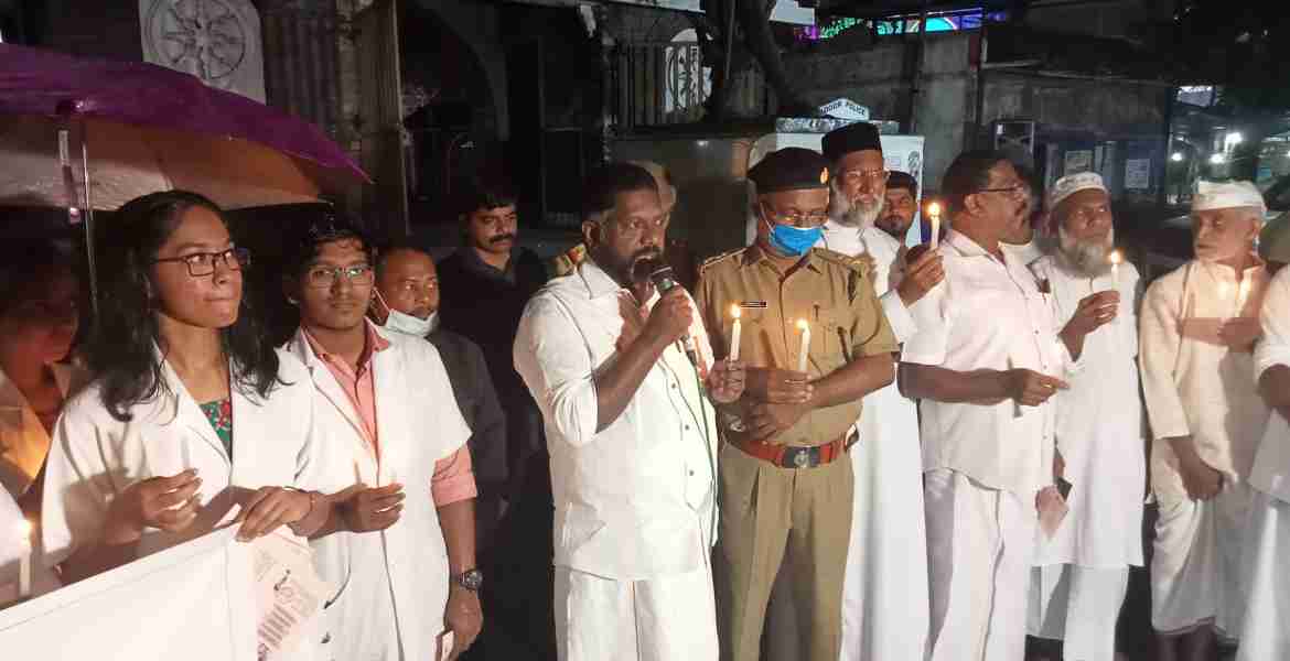 അടൂർ ഗാന്ധി സ്ക്വയറിൽ ലഹരി വിമുക്ത കേരളം പരിപാടിയുടെ ഭാഗമായി ഡെപ്യൂട്ടി സ്പീക്കർ ചിറ്റയം ഗോപകുമാറിന്റെ നേതൃത്വത്തിൽ ദീപം തെളിക്കുന്നു