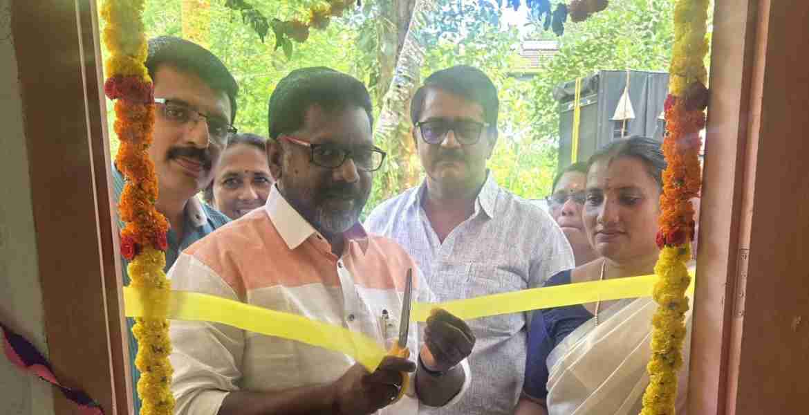 അടൂര്‍ നഗരസഭയിലെ എട്ടാം വാര്‍ഡിലെ 17-ാം നമ്പര്‍ അങ്കണവാടി നിയമസഭ ഡെപ്യൂട്ടി സ്പീക്കര്‍ ചിറ്റയം ഗോപകുമാര്‍ ഉദ്ഘാടനം ചെയ്യുന്നു