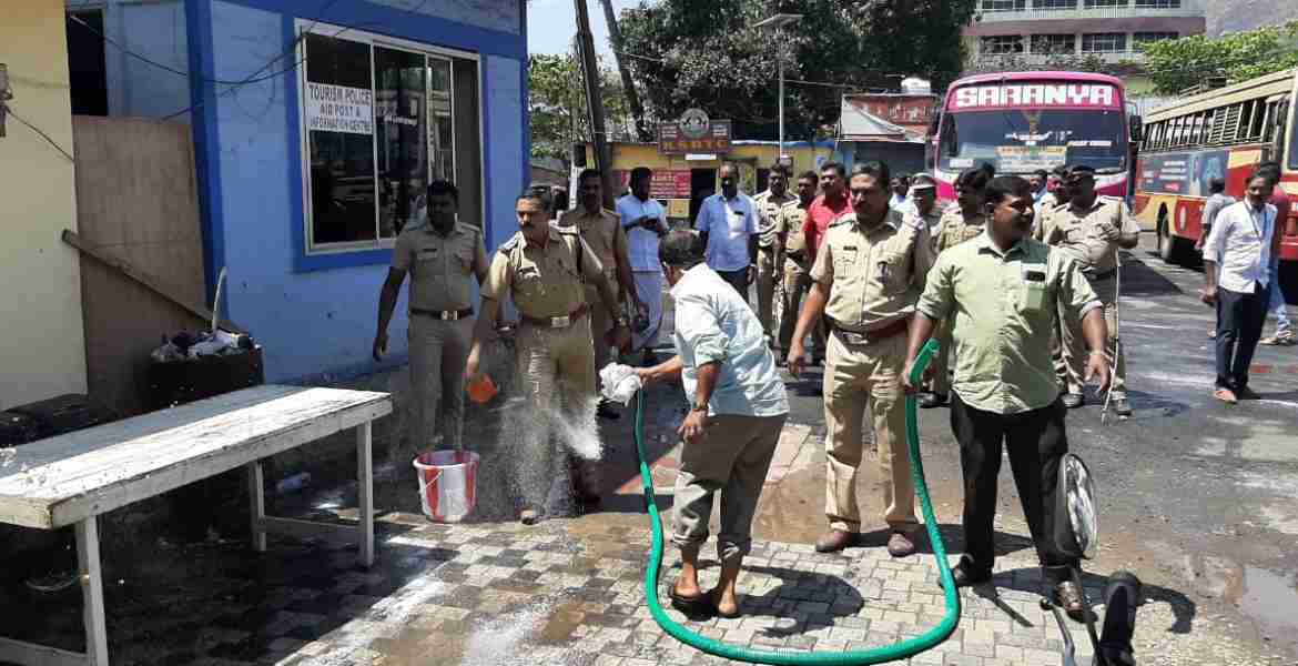 കോവിഡ്- 19 പ്രതിരോധത്തിന്റെ ഭാഗമായി പോലീസും പൊതുജനവും ചേര്‍ന്ന് കുമളി ടൗണും ബസ് സ്റ്റാന്റും കഴുകി ശുചീകരിക്കുന്നു.