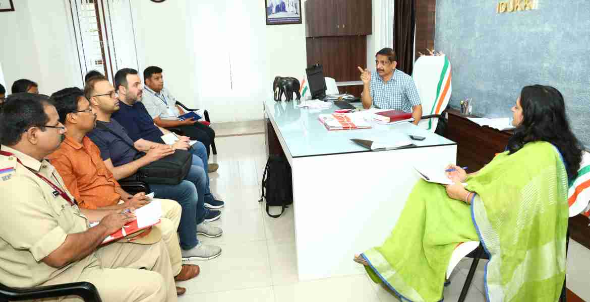 പ്രളയാനന്തര പുനര്‍നിര്‍മാണത്തിനായുള്ള പദ്ധതികളെക്കുറിച്ചു റെഡ്‌ക്രോസ് പ്രതിനിധികളും ഖത്തര്‍ റെഡ് ക്രസന്റ് സൊസൈറ്റി ഭാരവാഹികളുംജില്ലാ കളക്ടര്‍ എച്ച്. ദിനേശനുമായി ചര്‍ച്ച ചെയ്യുന്നു.