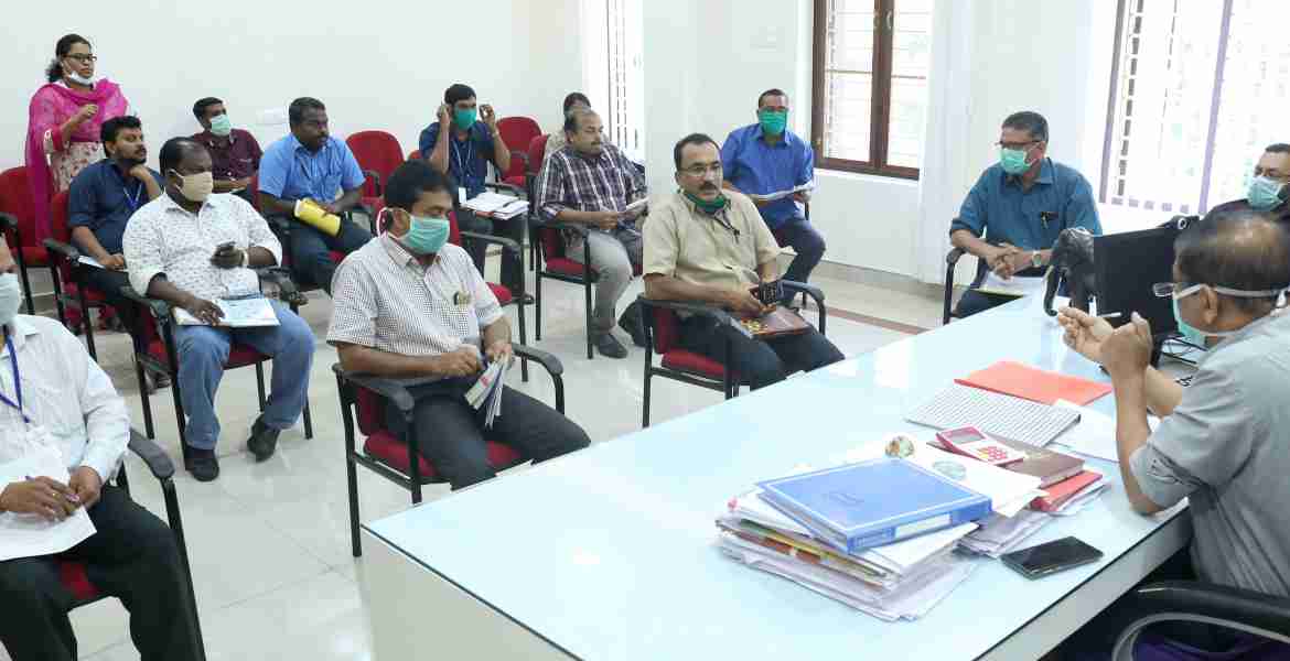 ജില്ലാ കളക്ടര്‍ എച്ച് ദിനേശന്റെ അധ്യക്ഷതയില്‍ കളക്ട്രേറ്റില്‍ ചേര്‍ന്ന അവലോകന യോഗം