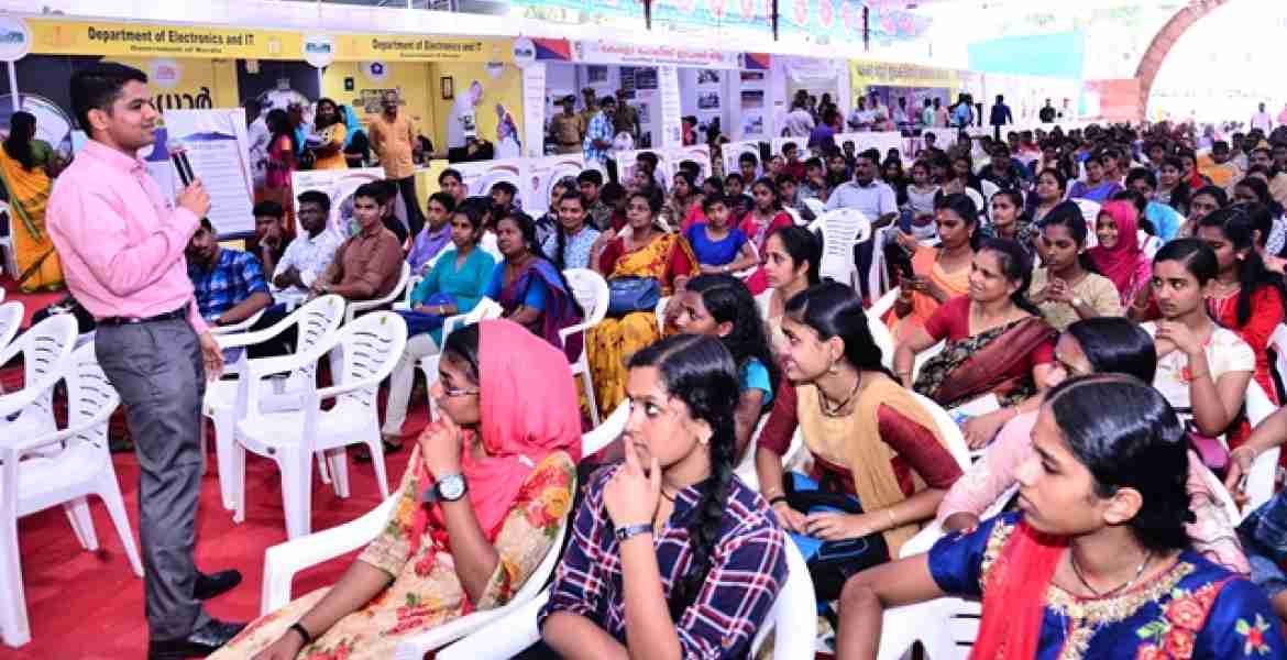 വിദ്യാര്‍ത്ഥികളുമായി സംവദിച്ചും  സംശയങ്ങള്‍ക്ക് മറുപടി നല്‍കിയും ജില്ലാ കളക്ടറും