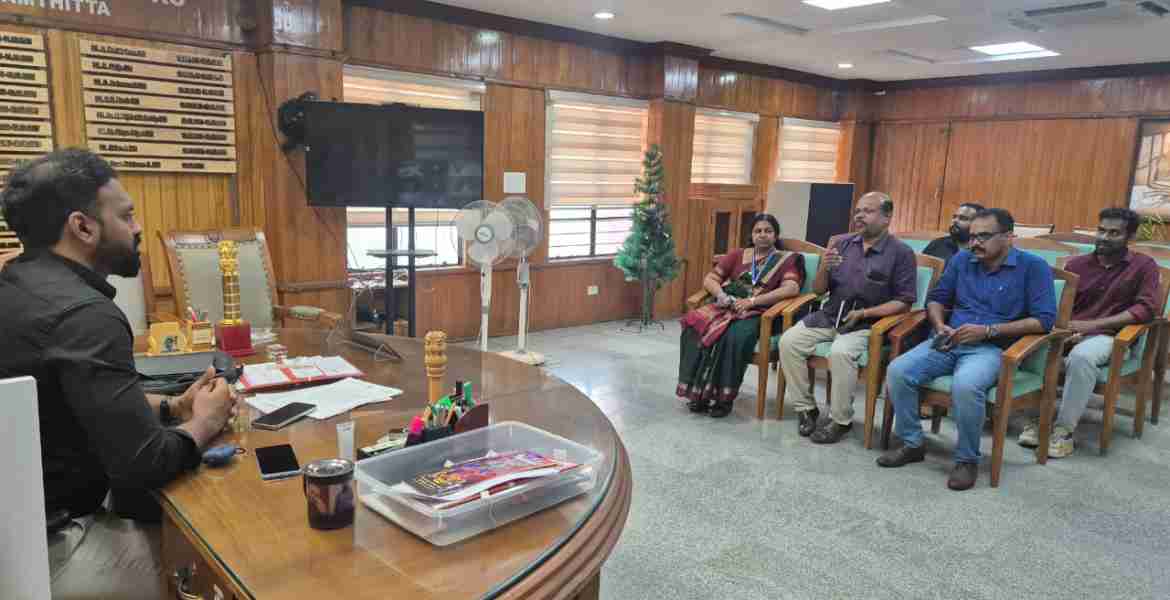 കലക്ടറേറ്റില്‍ വോട്ടര്‍പട്ടിക ശുദ്ധീകരണ പ്രവര്‍ത്തനം സി.ഇ.ഒ ടീമും ജില്ലാ കലക്ടര്‍ എസ് പ്രേം കൃഷ്ണനും വിലയിരുത്തുന്നു