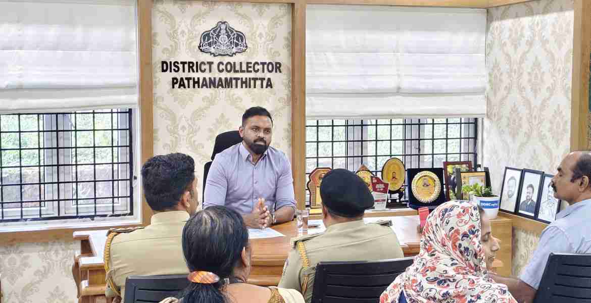 സ്‌കൂള്‍ പ്രവേശനവുമായി ബന്ധപ്പെട്ട് ജില്ല കലക്ടര്‍ എസ് പ്രേം കൃഷ്ണന്റെ അധ്യക്ഷതയില്‍ ചേര്‍ന്ന യോഗം