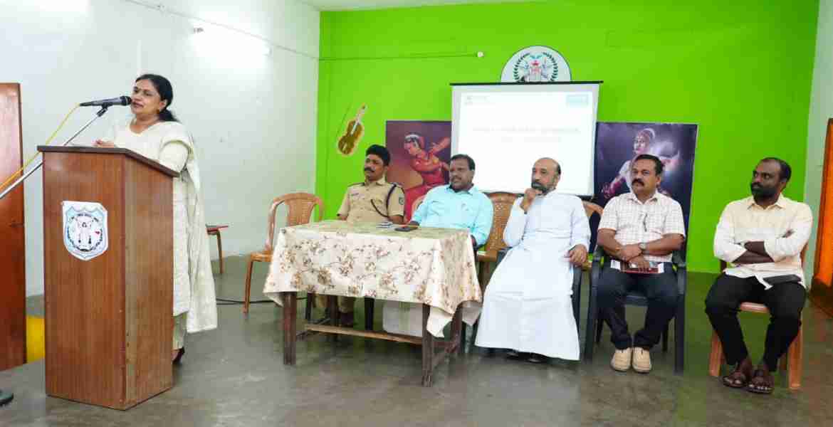 വിദ്യാര്‍ഥി കൗണ്‍സില്‍ ഉദ്ഘാടനം അടൂര്‍ ഹോളിഏഞ്ചല്‍സ് സ്‌കൂളില്‍  നഗരസഭാ ചെയര്‍പേഴ്സണ്‍ ദിവ്യ റെജി മുഹമ്മദ് നിര്‍വഹിക്കുന്നു