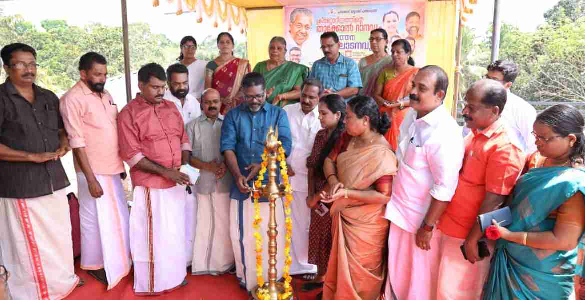 പറക്കോട് പതിനേഴാം വാര്‍ഡിലെ ശ്മശാനത്തിന്റെ താക്കോല്‍ദാനവും പ്രവര്‍ത്തന ഉദ്ഘാടനവും ഡപ്യൂട്ടി സ്പീക്കര്‍ ചിറ്റയം ഗോപകുമാര്‍ നിര്‍വഹിക്കുന്നു.