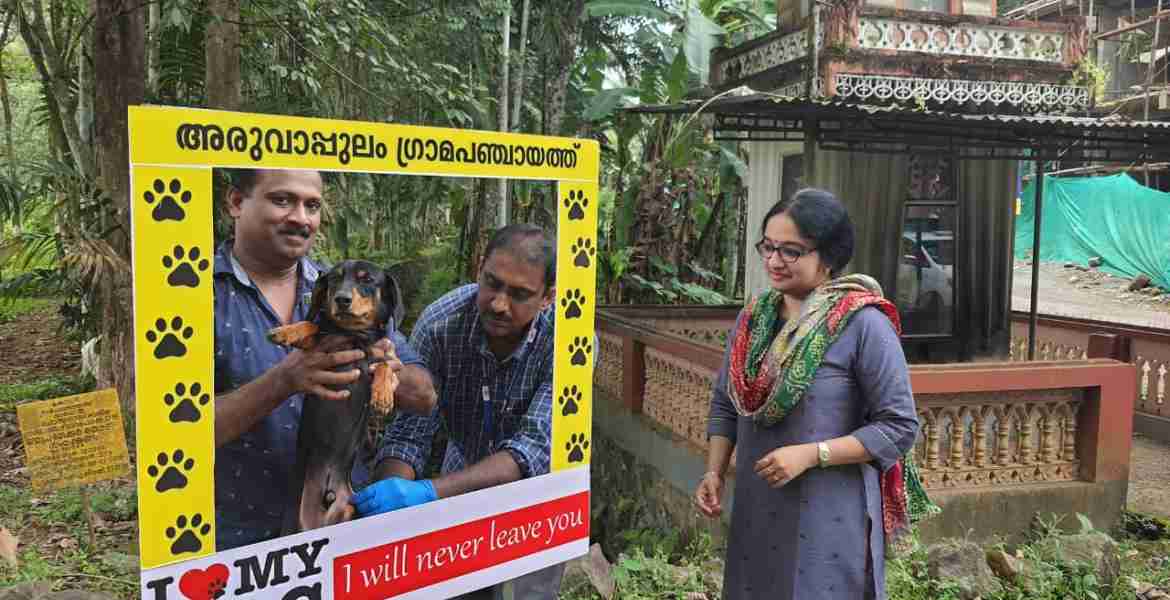 കോന്നി അരുവാപ്പുലം പഞ്ചായത്തിലെ പേവിഷബാധ പ്രതിരോധ കുത്തിവയ്പ്പ് ക്യാമ്പ് ജില്ലാ കളക്ടര്‍ ഡോ. ദിവ്യ എസ് അയ്യര്‍ സന്ദര്‍ശിക്കുന്നു