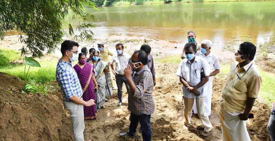 പമ്പാനദിയുടെ തീരങ്ങളില്‍ അടിഞ്ഞുകൂടിയ പ്രളയ അവശിഷ്ടങ്ങള്‍ നീക്കം ചെയ്യുന്ന പ്രവര്‍ത്തനങ്ങള്‍ ജില്ലാ കളക്ടര്‍ പി.ബി നൂഹ് സന്ദര്‍ശിച്ചു വിലയിരുത്തി.