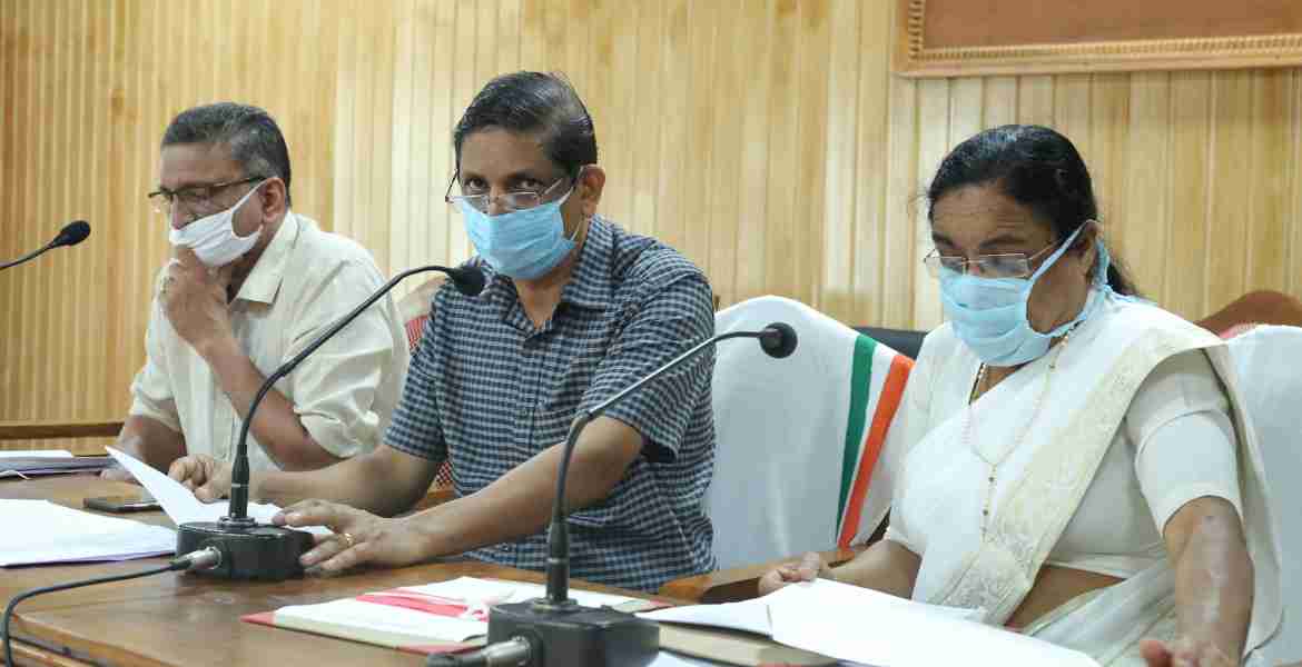 ജില്ലാ ദുരന്തനിവാരണ അതോറിറ്റി അവലോകന യോഗത്തില്‍ ചെയര്‍മാന്‍ കൂടിയായ ജില്ലാ കളക്ടര്‍ എച്ച്. ദിനേശന്‍ സംസാരിക്കുന്നു. ജില്ലാ പഞ്ചായത്ത് പ്രസിഡന്റ് കൊച്ചുത്രേസ്യ പൗലോസ, എഡി എം ആന്റണി സ്‌കറിയ എന്നിവര്‍ സമീപം.