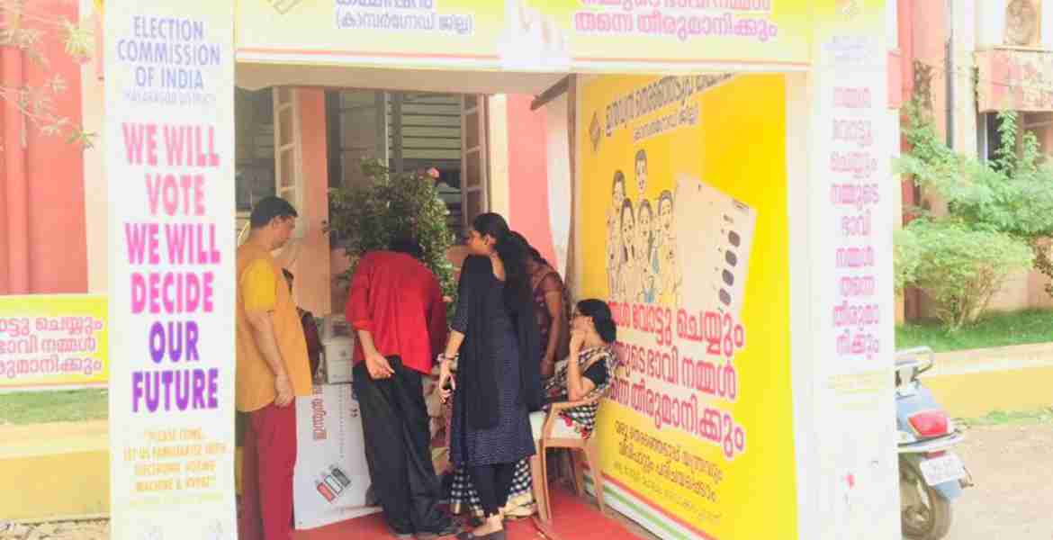 കളക്ടറേറ്റ് പരിസരത്ത് ആരംഭിച്ച ഡെമോഹട്ടില്‍ വോട്ടുചെയ്യാന്‍ എത്തിയവര്‍