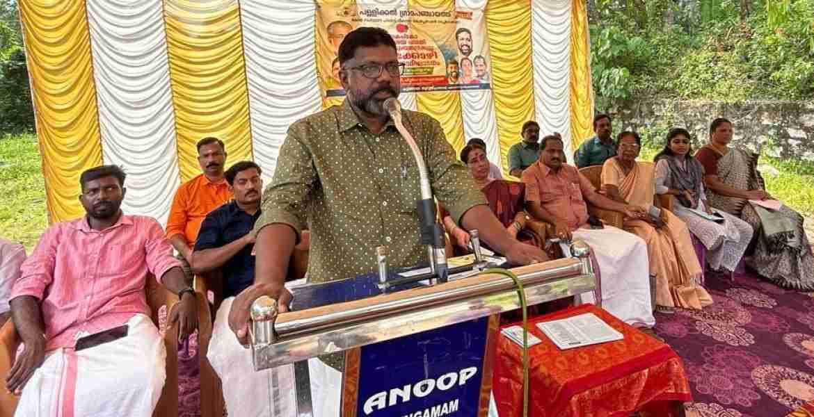 സംസ്ഥാന പൗള്‍ട്രി വികസന കോര്‍പ്പറേഷന്‍ ആവിഷ്‌കരിച്ച് നടപ്പാക്കുന്ന ആശ്രയ പദ്ധതിയുടെ ഭാഗമായുള്ള പള്ളിക്കല്‍ പഞ്ചായത്തിലെ മുട്ടക്കോഴി വിതരണ ഉദ്ഘാടനം ഡെപ്യുട്ടി സ്പീക്കര്‍ ചിറ്റയം ഗോപകുമാര്‍ നിര്‍വഹിക്കുന്നു.