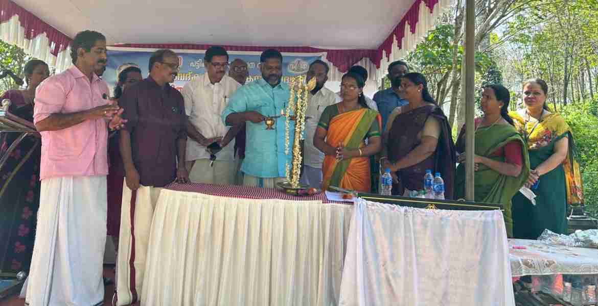 ഏഴംകുളം രണ്ടാം വാര്‍ഡിലെ ചിത്തിര കോളനിയിലെ ഒരു കോടി രൂപ ഉപയോഗിച്ചുള്ള നിര്‍മാണ പ്രവര്‍ത്തനങ്ങളുടെ ഉദ്ഘാടനം ഡെപ്യൂട്ടി സ്പീക്കര്‍ ചിറ്റയം ഗോപകുമാര്‍ നിര്‍വഹിക്കുന്നു
