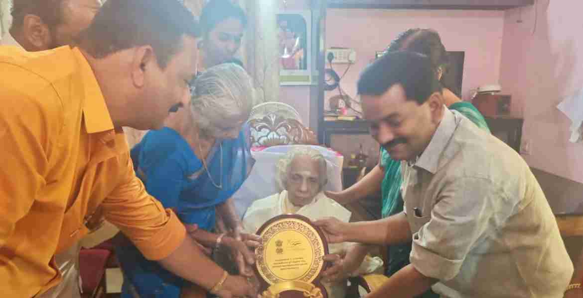 സ്വാതന്ത്ര്യസമര സേനാനി മല്ലപ്പള്ളി കീഴ് വായ്പൂര് വൈക്കത്ത് വീട്ടില്‍ രാഘവന്‍പിള്ളയുടെ ഭാര്യ ദേവകി അമ്മയെ(98) അഡ്വ. പ്രമോദ് നാരായണ്‍ എംഎല്‍എ ആദരിക്കുന്നു.