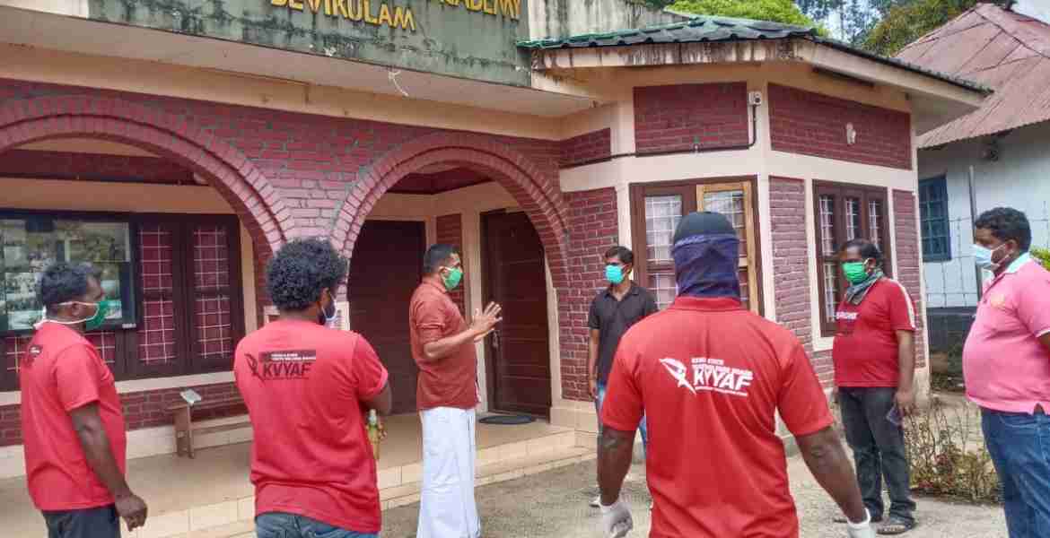 വഴിയില്‍ കുടുങ്ങിയ മറുനാടന്‍ തൊഴിലാളികളെ കേരള സംസ്ഥാന യുവജനക്ഷേമ ബോര്‍ഡിന്റെ കീഴില്‍ ദേവികുളം ആസ്ഥാനമായി പ്രവര്‍ത്തിക്കുന്ന ദേശീയ സാഹസിക അക്കാദമിയിലേക്ക് എത്തിച്ചപ്പോള്‍