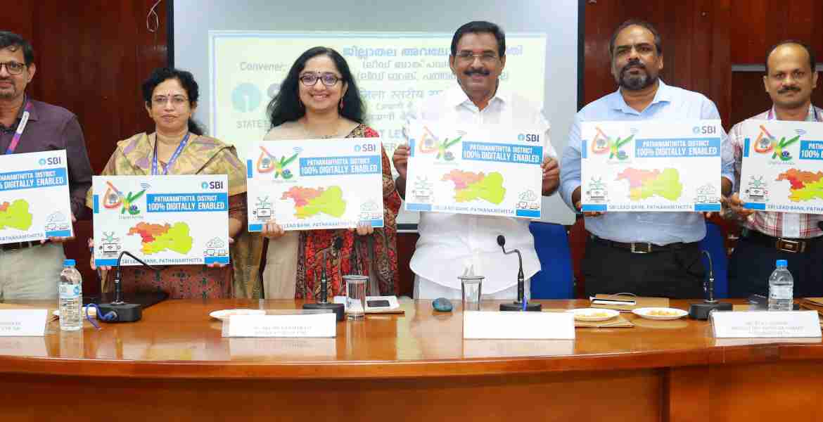 സമ്പൂര്‍ണ ഡിജിറ്റല്‍ ബാങ്കിംഗ് ജില്ലയായി പത്തനംതിട്ടയെ ആന്റോ ആന്റണി എംപി ഔദ്യോഗികമായി പ്രഖ്യാപിക്കുന്നു. ജില്ലാ കളക്ടര്‍ ഡോ. ദിവ്യ എസ് അയ്യര്‍, ആര്‍ ബി ഐ ലീഡ് ജില്ലാ ഓഫീസര്‍ മിനി ബാലകൃഷ്ണന്‍, നബാര്‍ഡ് ഡിഡിഎം റെജി വര്‍ഗീസ്, ലീഡ് ബാങ്ക് മാനേജര്‍ സിറിയക് തോമസ്, എസ്ബിഐ ആര്‍എഎസ്എംഇസി എജിഎം സ്വപ്നരാജ് തുടങ്ങിയവര്‍ സമീപം