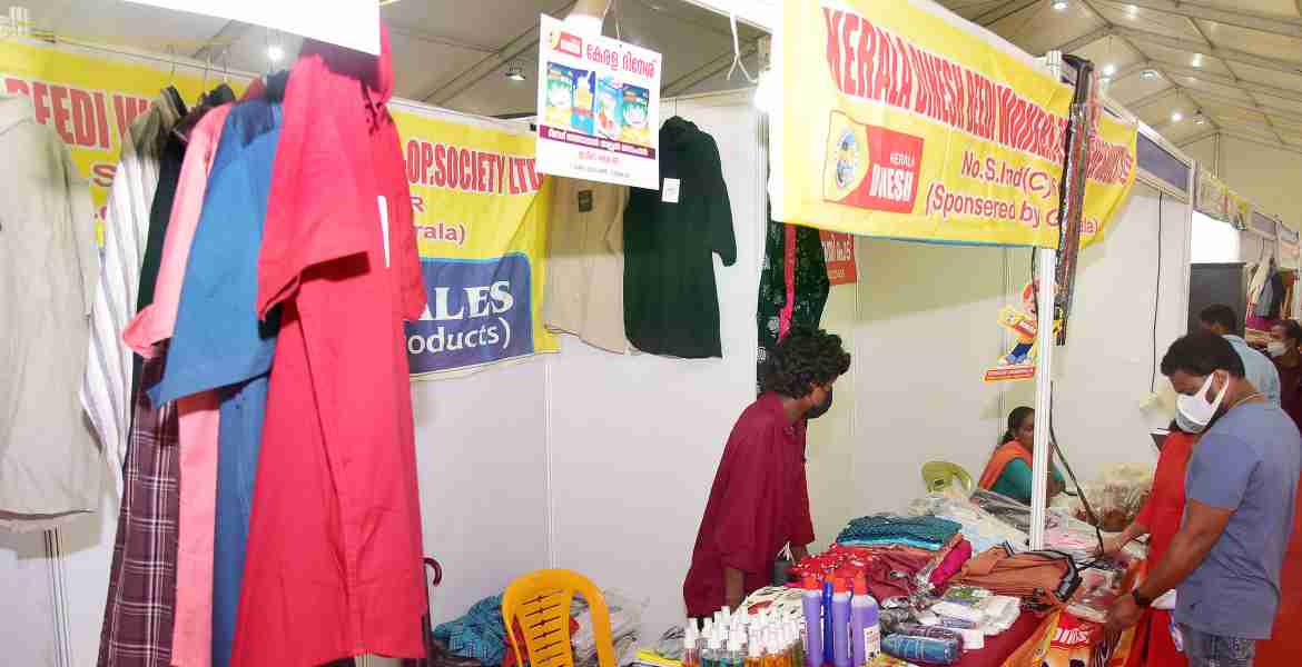 കേരള ദിനേശ് ബീഡി വര്‍ക്കേഴ്‌സ് സെന്‍ട്രല്‍ കോ-ഓപ്പറേറ്റീവ് സൊസൈറ്റി കണ്ണൂരിന്റെ സ്റ്റാളില്‍ നിന്നും 