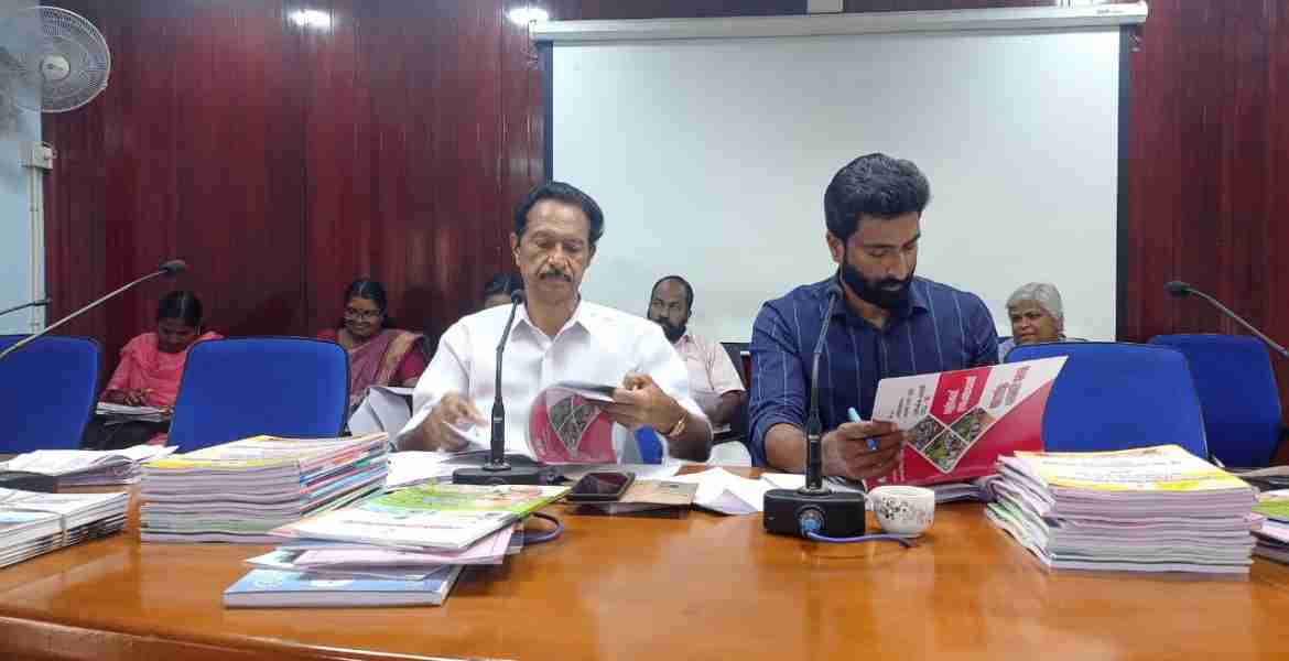 കളക്ടറേറ്റ് കോണ്‍ഫറന്‍സ് ഹാളില്‍ ചേര്‍ന്ന ജില്ലാ ആസൂത്രണ സമിതി യോഗത്തില്‍  ജില്ലാ പഞ്ചായത്ത് പ്രസിഡന്റ് അഡ്വ. ഓമല്ലൂര്‍ ശങ്കരന്‍ സംസാരിക്കുന്നു.