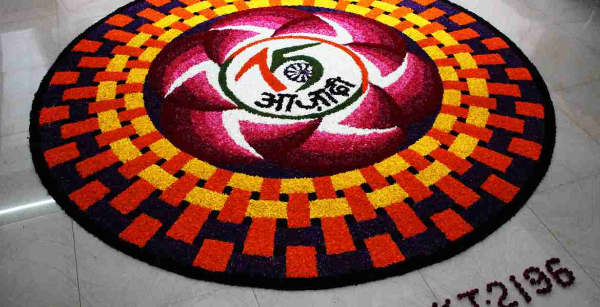 ഓണാഘോഷത്തോടനുബന്ധിച്ച് ഡിടിപിസി സംഘടിപ്പിച്ച പൂക്കള മത്സരത്തില്‍ ഒന്നാം സ്ഥാനം നേടിയ കണ്ണൂര്‍ റീ സര്‍വേ ഓഫീസിന്റെ പൂക്കളം