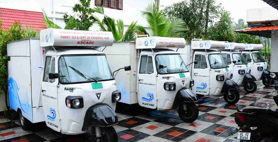 ചാലില്‍ ഗോപാലപേട്ടയില്‍ മത്സ്യവിപണനത്തിനായി സജ്ജമായ ഇലക്ട്രോണിക്  ഓട്ടോകള്‍
