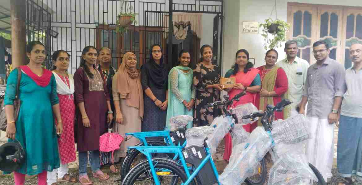 ഇ -സൈക്കിളിന്റെ പഞ്ചായത്ത് തല വിതരണോദ്ഘാടനം പാട്യം പഞ്ചായത്ത് പ്രസിഡണ്ട് എൻ വി ഷിനിജ നിർവഹിക്കുന്നു
