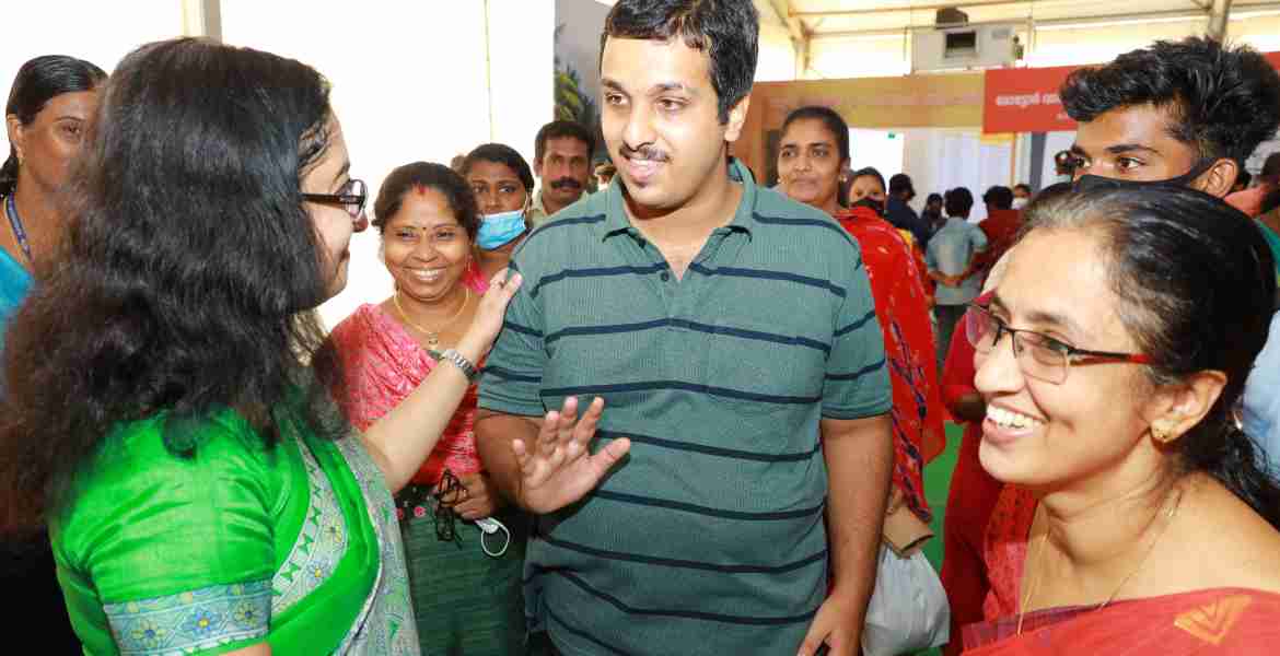 ഓട്ടിസം ബാധിതനായ എബി പോളിനോട് ജില്ലാ കളക്ടര്‍ ഡോ.ദിവ്യ എസ് അയ്യര്‍ സംസാരിക്കുന്നു