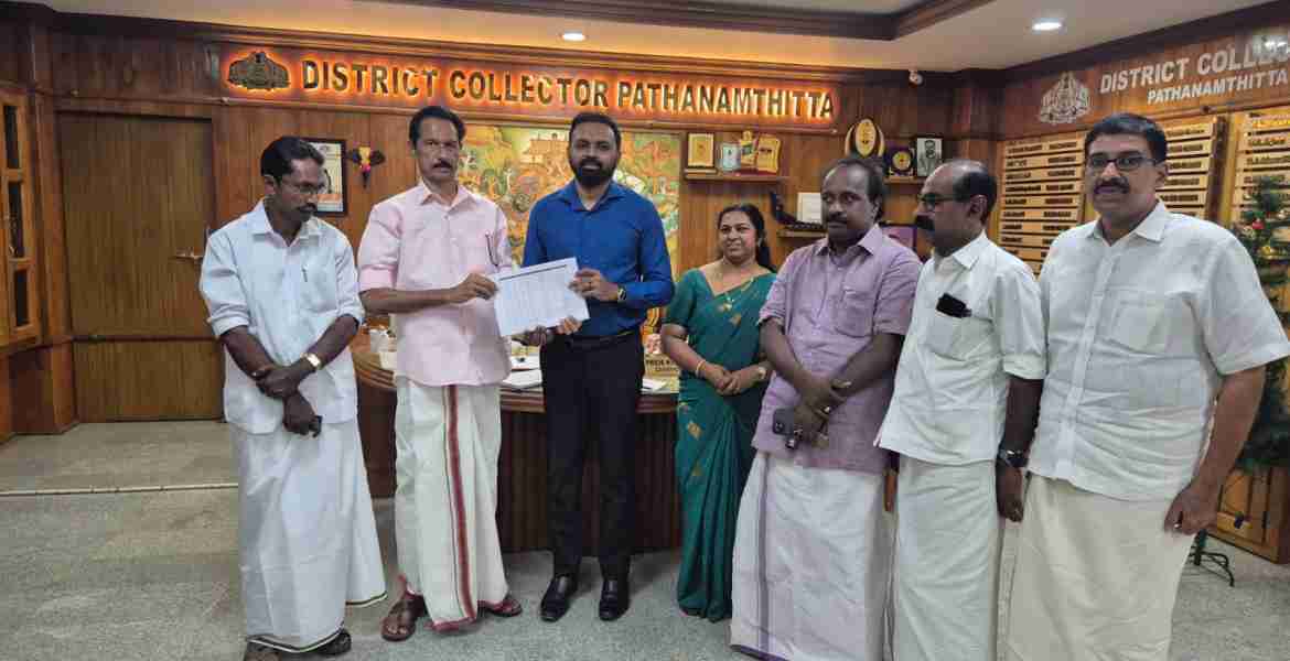 തീവ്ര വോട്ടര്‍പട്ടിക പരിഷ്‌കരണ പ്രവര്‍ത്തനങ്ങളുടെ ഭാഗമായി അയോഗ്യരായ വോട്ടര്‍മാരുടെ പട്ടിക  ജില്ലാ കല്കടര്‍ എസ് പ്രേംകൃഷ്ണന്‍ രാഷ്ട്രീയ പാര്‍ട്ടി പ്രതിനിധികള്‍ക്ക് കൈമാറുന്നു