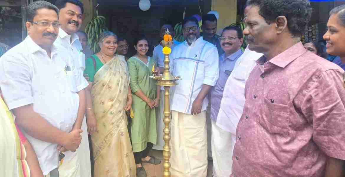 ഏറത്ത് വടക്കടത്തുകാവില്‍ ആരംഭിച്ച ഓണ ചന്തയുടെ ഉദ്ഘാടനം നിയമസഭാ ഡെപ്യൂട്ടി സ്പീക്കര്‍ ചിറ്റയം ഗോപകുമാര്‍ നിര്‍വഹിക്കുന്നു