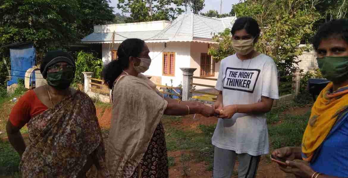 ഇരട്ടയാര്‍ ഗ്രാമപഞ്ചായത്ത് വീടുകളില്‍ മാസ്‌ക് എത്തിച്ചു നല്കുന്നു.
