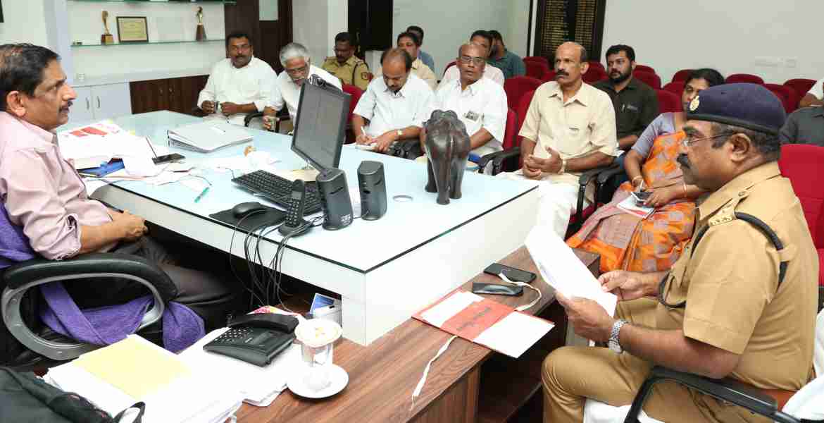 ലഹരിവസ്തു പരിശോധന കര്‍ശനമാക്കുന്നതിനായി കളക്ട്രേറ്റില്‍ ചേര്‍ന്ന യോഗത്തിന് ജില്ലാ കളക്ടര്‍ എച്ച് ദിനേശന്‍ അധ്യക്ഷത വഹിച്ചു സംസാരിക്കുന്നു.