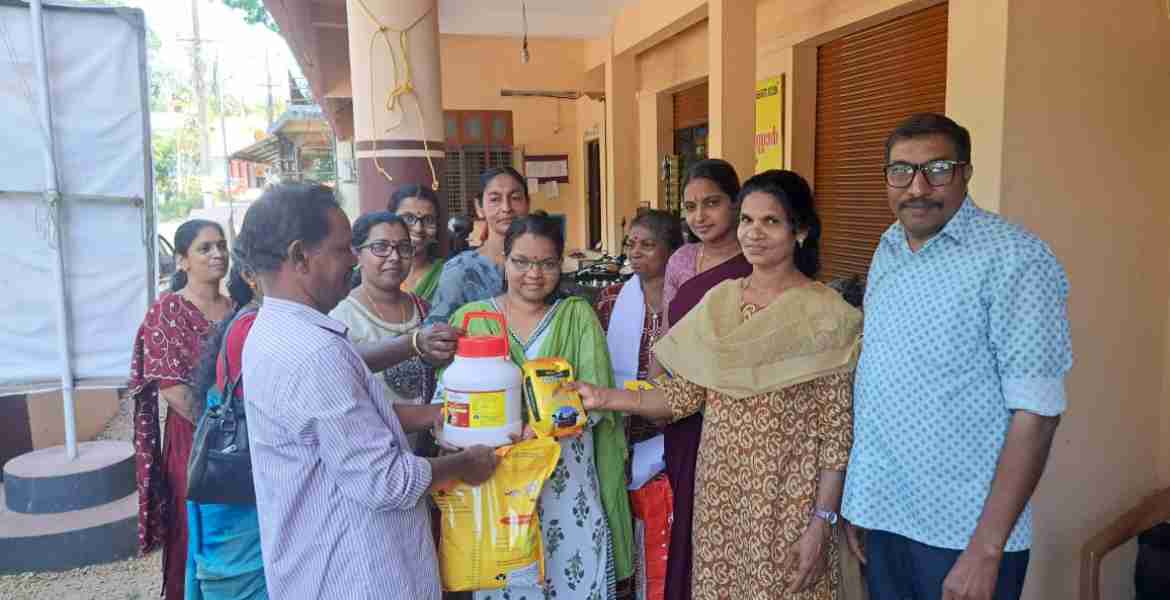 ഏഴംകുളം ഗ്രാമപഞ്ചായത്തിലെ ക്ഷീരകര്‍ഷകര്‍ക്കുള്ള ധാതുലവണ മിശ്രിതം വിതരണം പ്രസിഡന്റ് വി.എസ് ആശ നിര്‍വഹിക്കുന്നു