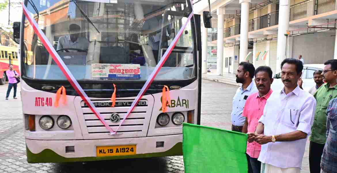 ഫോട്ടോ അടിക്കുറിപ്പ്- ഫ്‌ളാഗ് ഓഫ്- പത്തനംതിട്ടയില്‍ നിന്നും തിരുനെല്ലി ക്ഷേത്രം വരെ സര്‍വീസ് പുനരാരംഭിച്ച കെഎസ്ആര്‍ടിസി സൂപ്പര്‍ ഡീലക്‌സ് ബസിന്റെ ഫ്‌ളാഗ് ഓഫ് ജില്ലാ പഞ്ചായത്ത് പ്രസിഡന്റ് അഡ്വ. ഓമല്ലൂര്‍ ശങ്കരന്‍ നിര്‍വഹിക്കുന്നു.