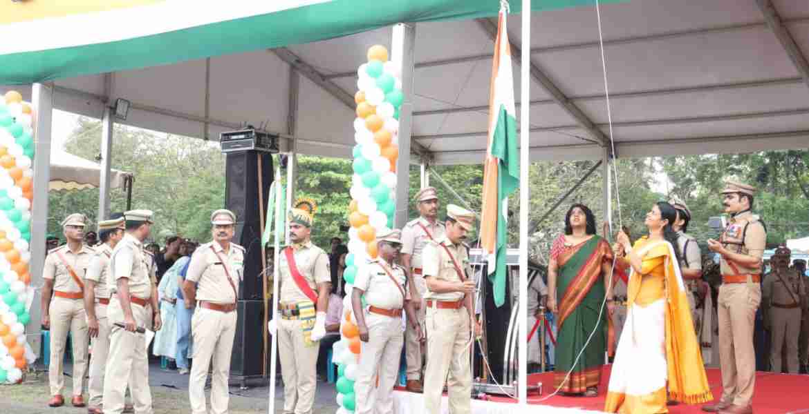 കോഴിക്കേട് ക്യാപ്റ്റൻ വിക്രം മൈതാനിയിൽ നടന്ന ജില്ലാതല സ്വാതന്ത്ര്യ ദിനാഘോഷ ചടങ്ങിൽ  മുഖ്യാതിഥി മന്ത്രി ബിന്ദു കൃഷ്ണ ദേശിയ പതാക ഉയർത്തുന്നു