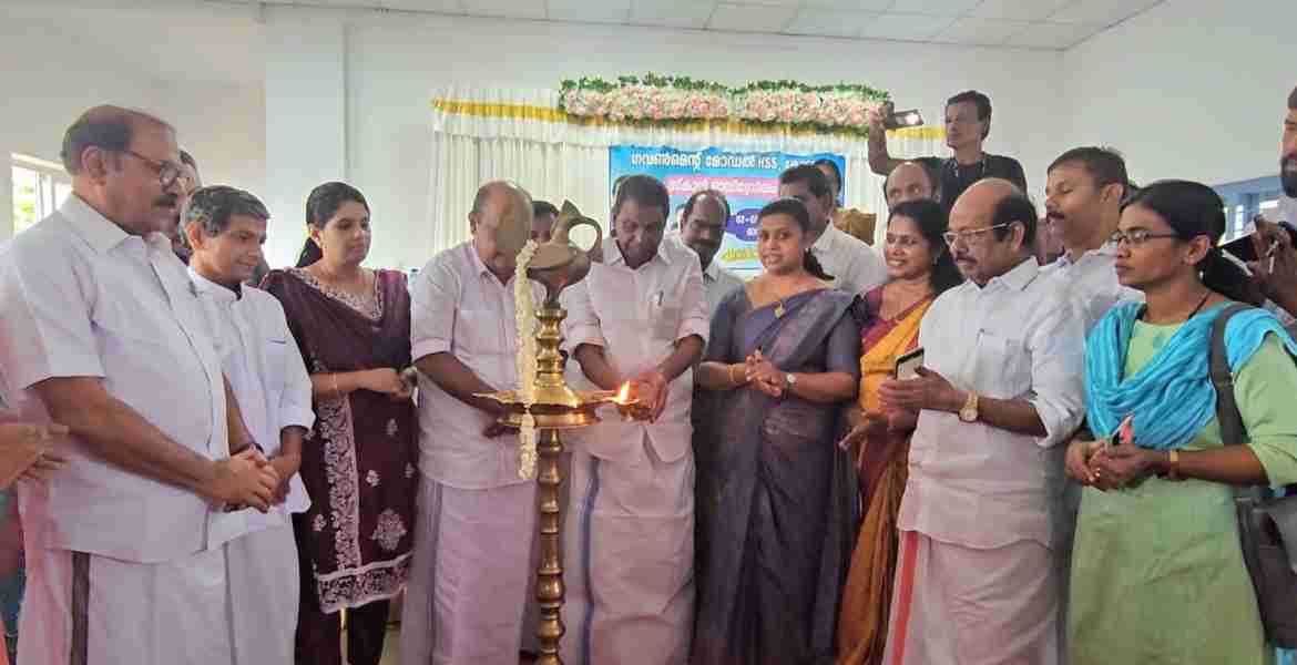  ഗവ. മോഡല്‍ ഹയര്‍ സെക്കണ്ടറി സ്‌കൂളിന്റെ പുതിയ ഓഡിറ്റോറിയം തിരുവഞ്ചൂര്‍ രാധാകൃഷ്ണന്‍ എം.എല്‍.എ ഉദ്ഘാടനം ചെയ്യുന്നു