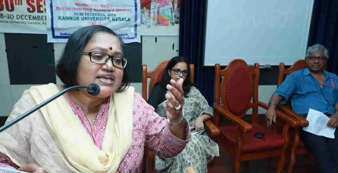 അലിഗർ ഹിസ്റ്റോറിയൻസ് സൊസൈറ്റി സംഘടിപ്പിച്ച ഇന്ത്യയിലെ സ്ത്രീകൾ എന്ന വിഷയത്തിൽ ജെ എൻ യു പ്രൊഫസർ കും കും റോയ് പ്രബന്ധം അവതരിപ്പിക്കുന്നു  