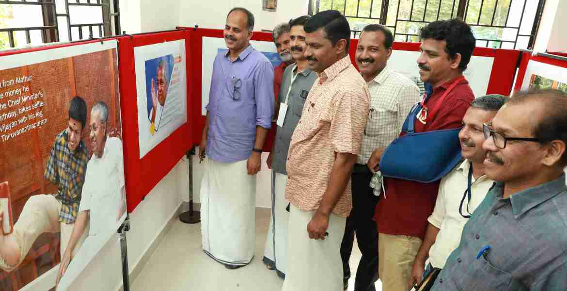 ഇന്ത്യന്‍ ഹിസ്റ്ററി കോണ്‍ഗ്രസിനോടനുബന്ധിച്ച് ഇന്‍ഫര്‍മേഷന്‍ ആന്റ് പബ്ലിക് റിലേഷന്‍ സംഘടിപ്പിച്ച ഫോട്ടോപ്രദര്‍ശനം ജില്ലാ പഞ്ചായത്ത് പ്രസിഡന്റ് കെ.വി.സുമേഷ് നോക്കികാണുന്നു 