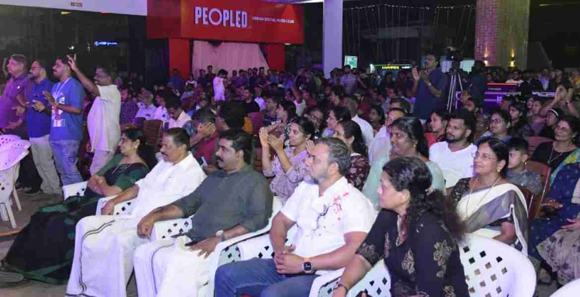 ഹാപ്പിനെസ്സ് സ്‌ക്വയറിൽ അവിസ്മരണീയ സംഗീത  രാവൊരുക്കി ഗായിക സേബ ടോമി