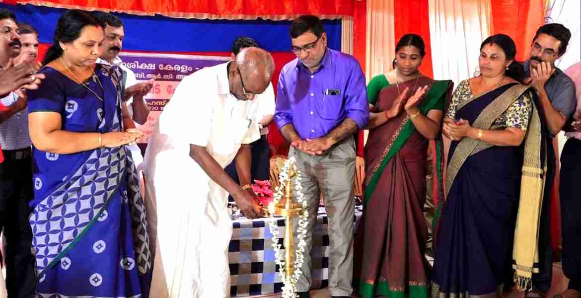 സോഷ്യല്‍ ഓഡിറ്റിന്റെ ഉദ്ഘാടനം മന്ത്രി എം എംമണി നിര്‍വ്വഹിക്കുന്നു.             8 Attachments