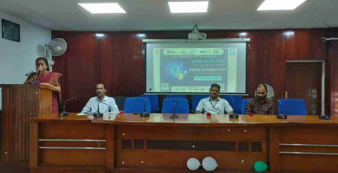 സുരക്ഷിത ഇന്റര്‍നെറ്റ് ദിനാചരണത്തിന്റെ ഭാഗമായി കലക്ടറേറ്റ് കോണ്‍ഫറന്‍സ് ഹാളില്‍ നടന്ന ജില്ലാതല ശില്‍പശാല എഡിഎം ബി ജ്യോതി ഉദ്ഘാടനം ചെയ്യുന്നു