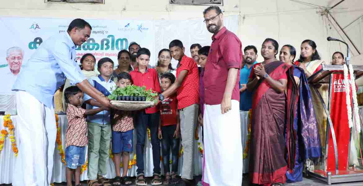 ഇരവിപേരൂര്‍ ഗ്രാമപഞ്ചായത്ത് പ്രസിഡന്റ് കെ ബി ശശിധരന്‍പിള്ള വിദ്യാര്‍ഥികള്‍ക്ക് പച്ചക്കറി തൈ വിതരണം ചെയ്യുന്നു