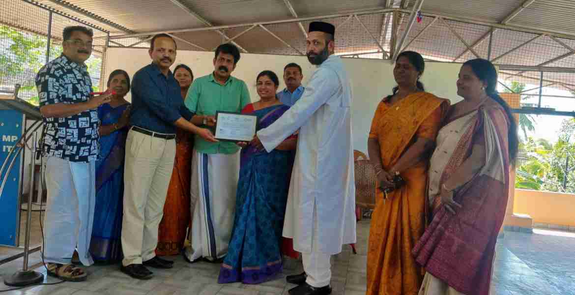 കുമ്പഴ മാര്‍ ഫിലോക്‌സിനോസ് ഐ ടി ഐയെ ഹരിത കലാലയമായി മൈലപ്ര ഗ്രാമപഞ്ചായത്ത് പ്രസിഡന്റ് രജനി ജോസഫ് പ്രഖ്യാപിക്കുന്നു