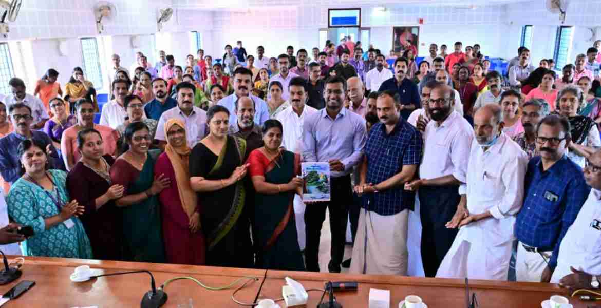 കണ്ണൂർ ജില്ലാ ജലബജറ്റ് ജില്ലാ പഞ്ചായത്ത് പ്രസിഡന്റ്  ജില്ലാ കലക്ടർ അരുൺ കെ വിജയന് കൈമാറി പ്രകാശനം ചെയ്യുന്നു