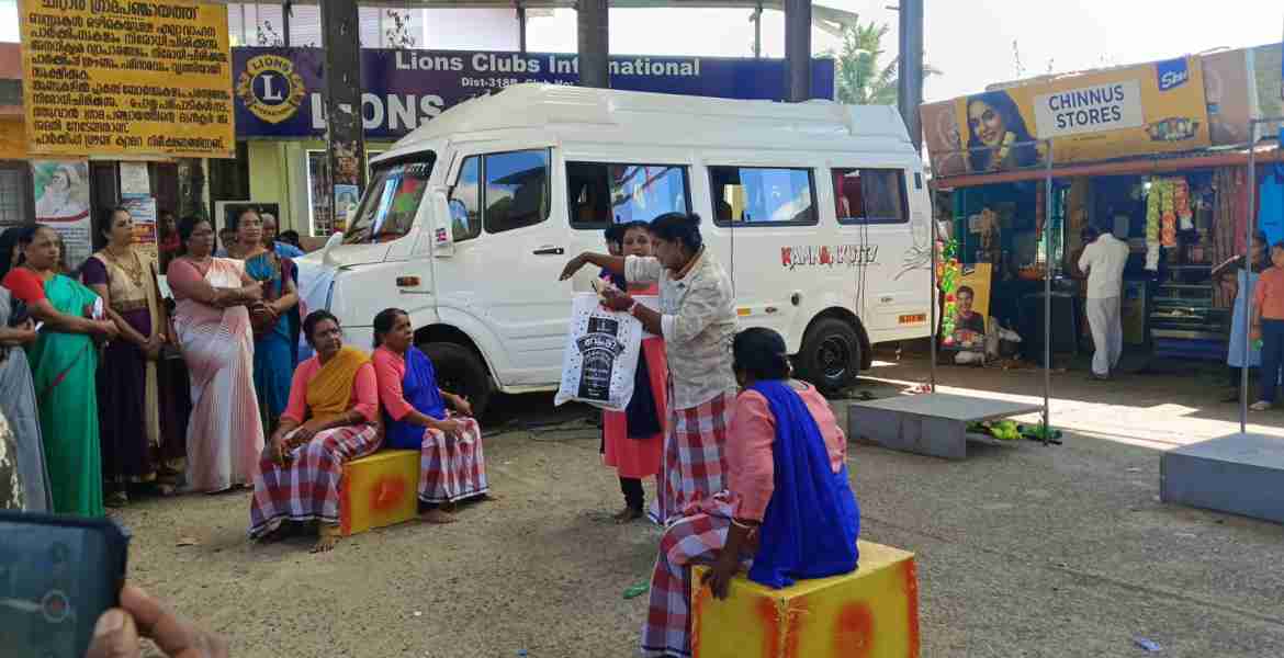 ദേശീയ ജെന്‍ഡര്‍ ക്യാമ്പയിന്റെ (നയി ചേതന 3.0) രംഗശ്രീ കലാജാഥ തെരുവ് നാടകം ചിറ്റാറില്‍ അവതരിപ്പിക്കുന്നു